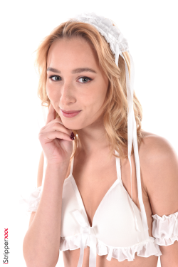 Kelly Collins - First Kiss - 3