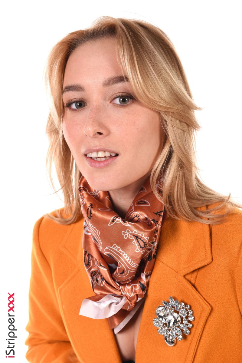 Naughty Kelly Collins strips in Grab My Ballistics - Virtual Girls HD